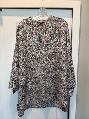 Banana Republic Black & White Printed V-Neck Blouse-size XL